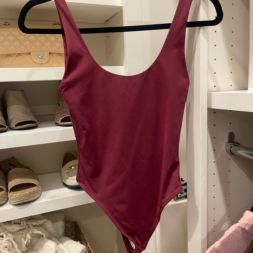Aritzia Babaton Contour Maroon Bodysuit